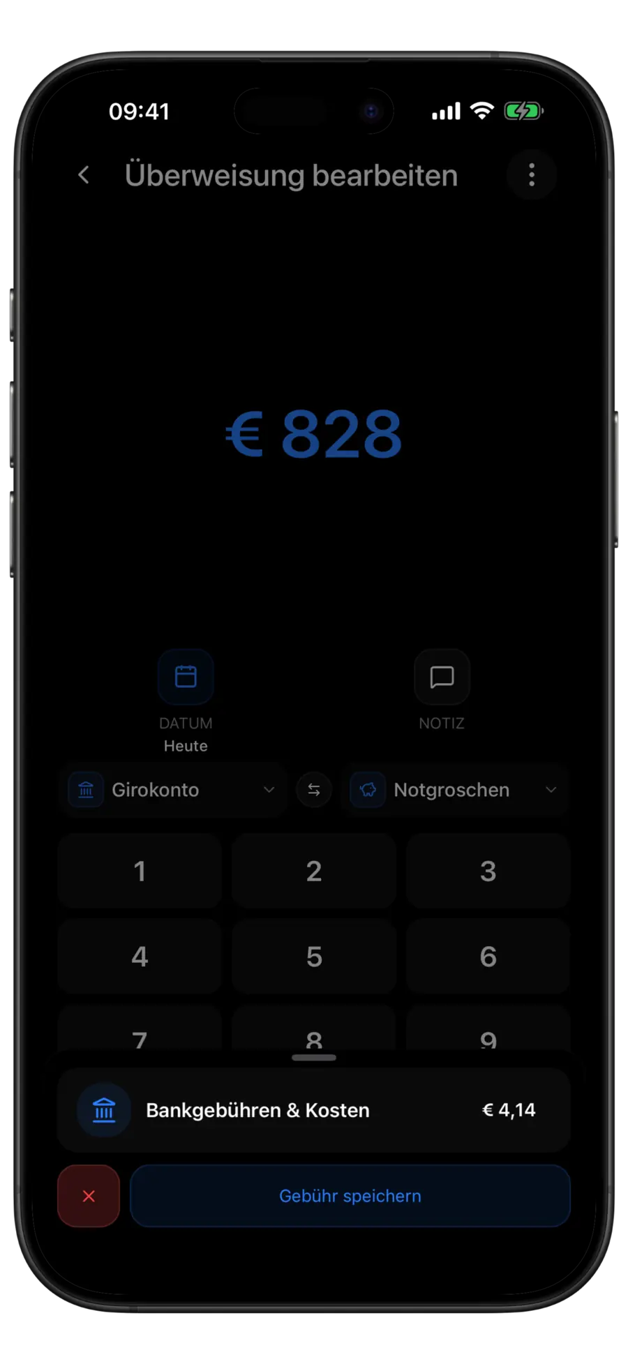 Budgie-Bildschirm „Überweisung bearbeiten“ für eine Überweisung von 900 $ von Main Checking zu Emergency Savings mit einem Gebührenblatt „Bankgebühren & Kosten“ über 4,50 $ und einer Schaltfläche „Gebühr speichern“