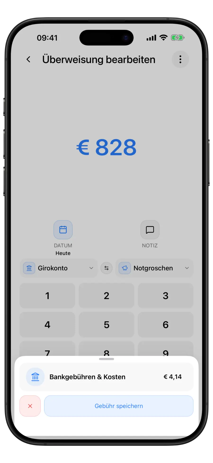 Budgie-Bildschirm „Überweisung bearbeiten“ für eine Überweisung von 900 $ von Main Checking zu Emergency Savings mit einem Gebührenblatt „Bankgebühren & Kosten“ über 4,50 $ und einer Schaltfläche „Gebühr speichern“